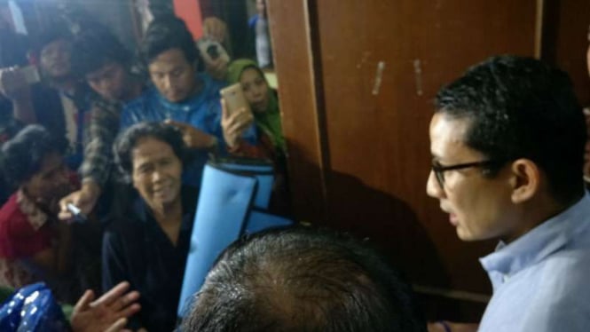 Wakil Gubernur DKI Sandiaga Uno menjenguk korban banjir di Cawang.