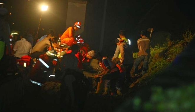 Evakuasi korban longsor tembok under pass perlintasan Kereta Bandara Soetta