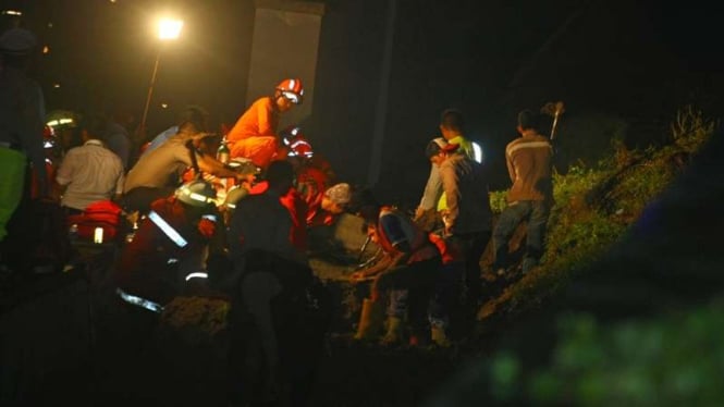 Evakuasi korban longsor tembok under pass perlintasan Kereta Bandara Soetta