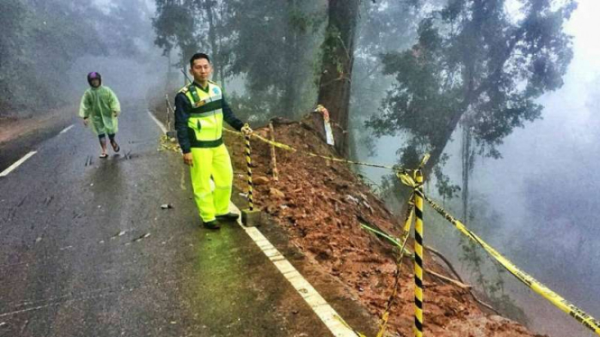 Petugas kepolisian bersiaga di salah satu titik longsor yang terjadi di kawasan Puncak Bogor, Selasa (6/2/2108)