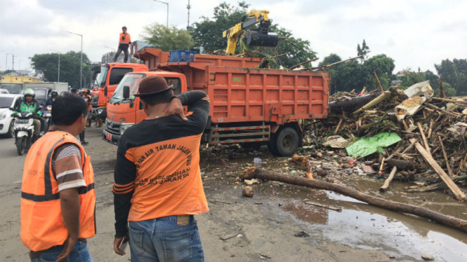 Pasukan oranye bersihkan sampah banjir Jakarta