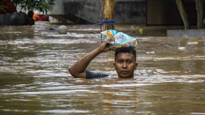 Banjir merendam Jakarta dan Depok akibat luapan Sungai Ciliwung
