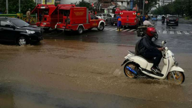 Genangan air di Jalan Gunung Sahari, Jakarta, Selasa, 6 Februari 2018.