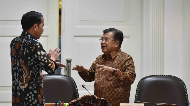 Presiden Joko Widodo (kiri) berbincang dengan Wakil Presiden Jusuf Kalla (kanan)