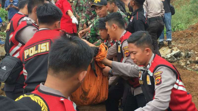 Evakuasi korban longsor di Desa Warung Menteng, Cijeruk.