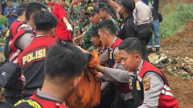 Tim SAR gabungan mengevakuasi jenazah korban longsor Cijeruk.