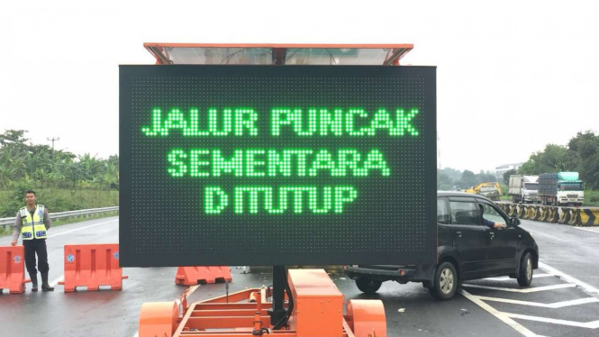 Jalan puncak sementara ditutup karena bencana longsor.