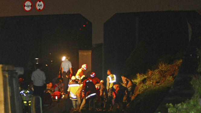 Evakuasi korban longsor tembok under pass perlintasan kereta bandara