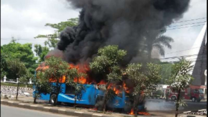 Bus damri yang terbakar di depan gerbang IPDN Jatinangor Jawa Barat, Selasa (6/2/2018)