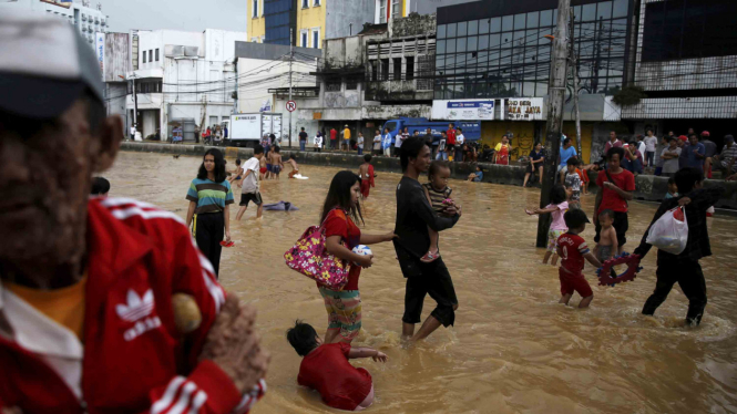 Hujan deras membuat Jalan Jatinegara, Jakarta Timur, terendam banjir.