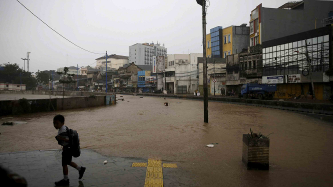 Banjir rendam Jalan Jatinegara, Jakarta Timur