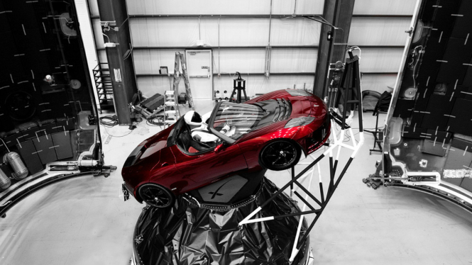 Mobil listrik Tesla Red Roadster 