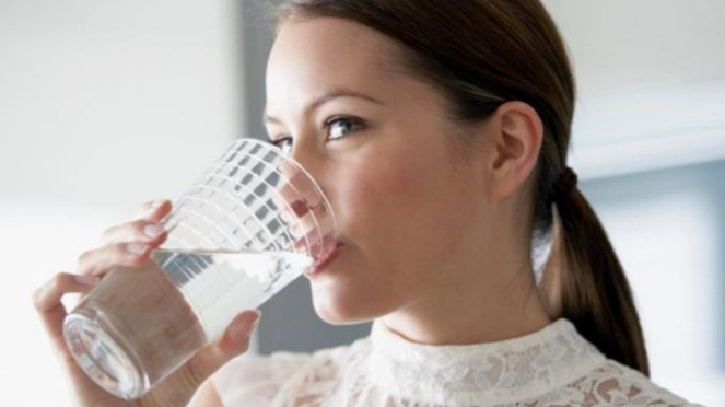 Ilustrasi wanita minum air putih.