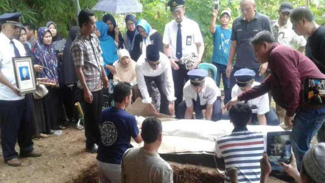 Suasana pemakaman  Dyanti Dyah Ayu Cahyani Putri di Serang.
