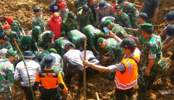 Evakuasi korban longsor di Kampung Maseng, Desa Warung Menteng, Cijeruk, Bogor.