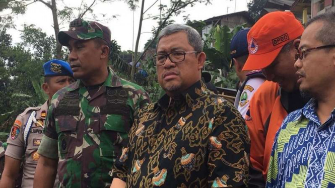 Gubernur Jawa Barat Ahmad Heryawan meninjau lokasi bencana longsor di Bogor