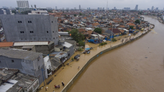 Foto Aerial Sungai Ciliwung Yang Merendam Kampung Pulo