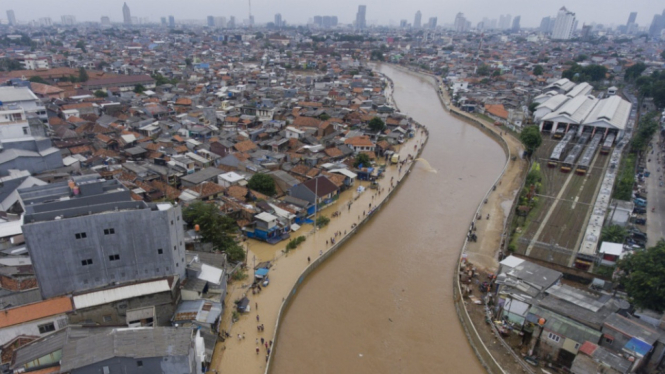 Foto Aerial Sungai Ciliwung Yang Merendam Kampung Pulo