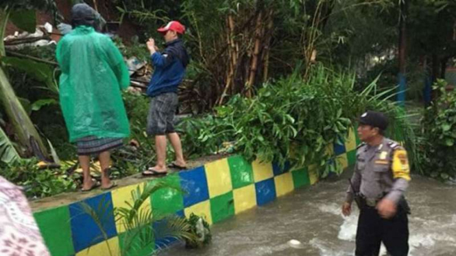 Banjir dan longsor terjadi di Depok, Selasa, 6 Februari 2018.