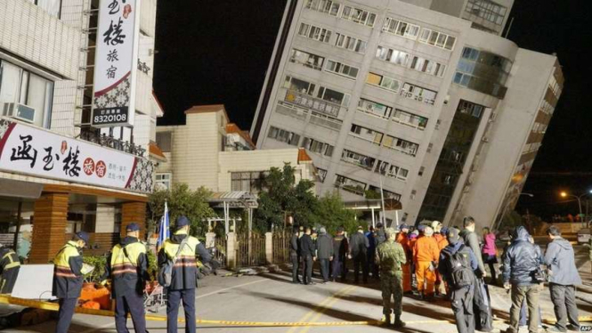 Kondisi sejumlah gedung di Kota Hualien Taiwan yang roboh usai digoncang gempa 6,4 SR, Selasa malam (6/2/2018)