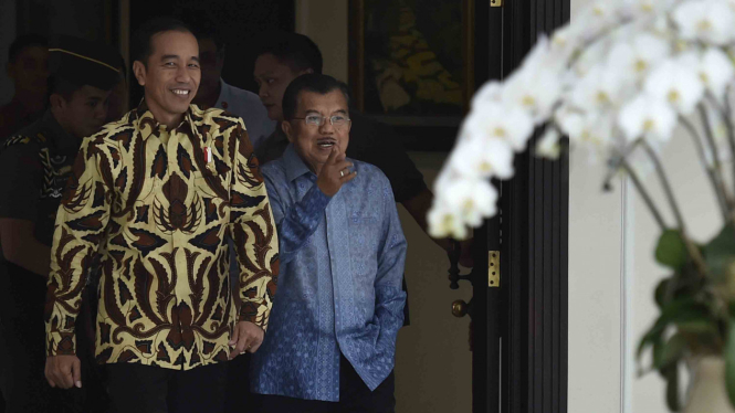 Presiden Joko Widodo (kiri) bersama Wakil Presiden Jusuf Kalla (kanan)