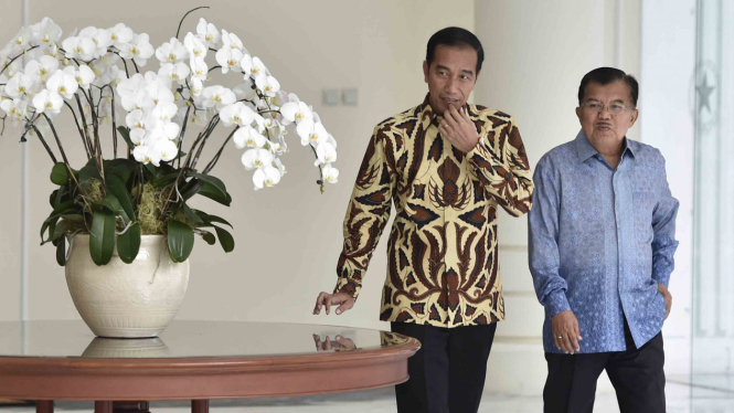 Presiden Joko Widodo (kiri) bersama Wakil Presiden Jusuf Kalla (kanan)