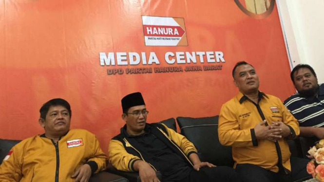 Pimpinan Partai Hanura Jawa Barat kubu Oesman Sapta Odang alias OSO dalam konferensi pers di Bandung pada Rabu, 7 Januari 2018.
