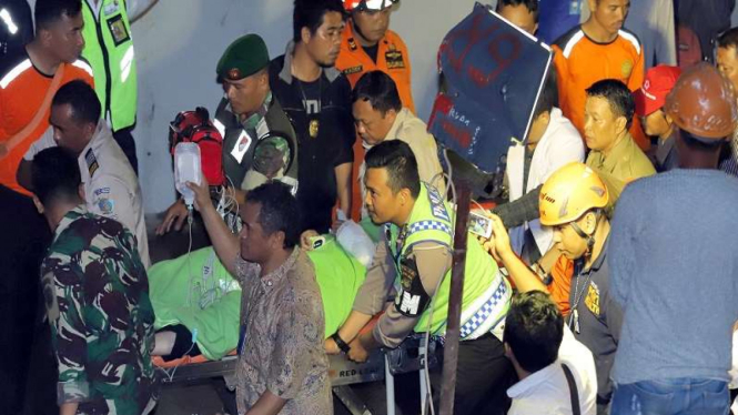 Mutmainah (25) korban longsor Bandara Soekarno-Hatta dievakuasi