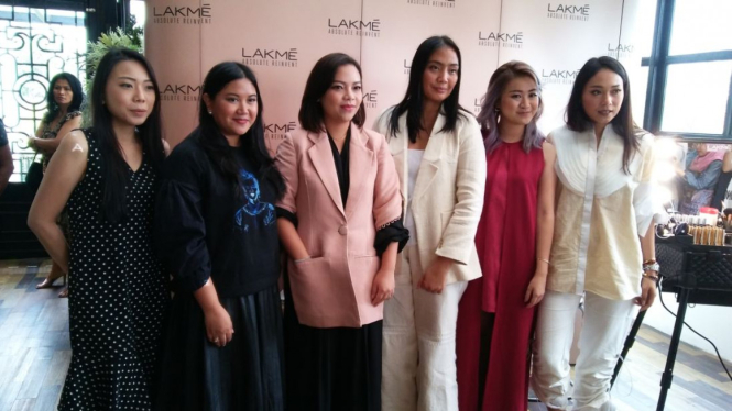 Monique Soeriaatmadja (blazer putih) dengan tim Lakme