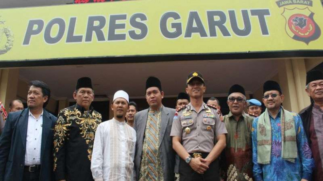 Kapolres Garut, AKBP Budi Satria dan pengurus Ponpes Al-Futuhat.