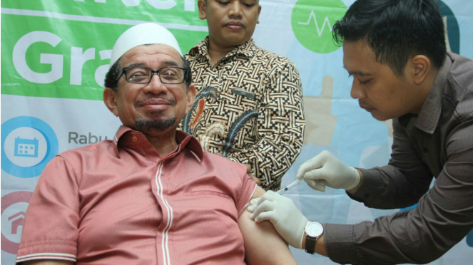 Ketua Majelis Syuro PKS Salim Segaf Al Jufri saat vaksin difteri.