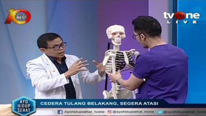 Dr Norman Zainal SpOT. M. Kes. FICS, CCD menunjukkan area cedera tulang belakang