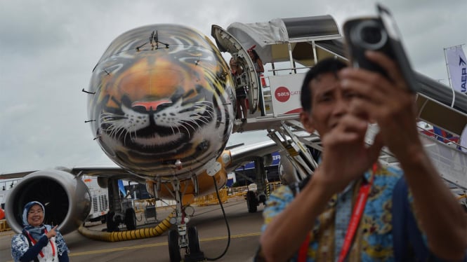 Ilustrasi foto selfie depan pesawat di bandara.