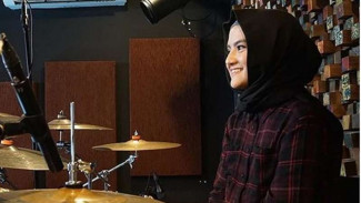 Jeanne Phialsa, Drummer Cantik Band Beraliran Jazz