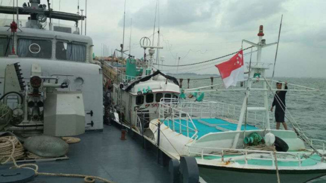 KRI Sigurot-864 menangkap kapal MV Sunrise Glory di perairan Selat Phillip.