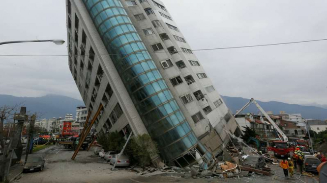 Para tim penyelamat sedang berupaya mengevakuasi korban usai bencana gempa bumi mengguncang Taiwan, Rabu (7/2/2018)