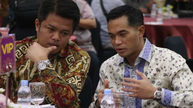 Presiden Direktur VIVA Media Group, Anindya Novyan Bakrie (kanan), berbincang dengan Ketua KPPU Syarkawi Rauf dalam forum Konvensi Nasional Media Massa di Padang, Sumatera Barat, pada Kamis 8 Februari 2018.