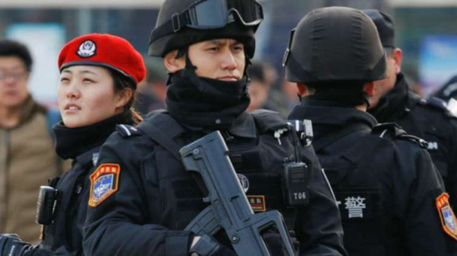 Tim SWAT China dengan perlengkapan canggih.