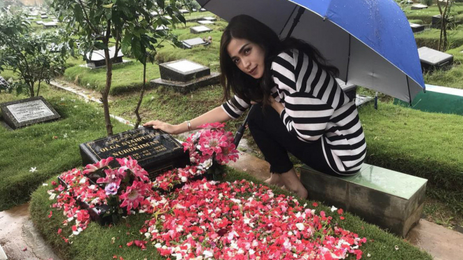 Jessica Iskandar di makam Olga Syahputra.