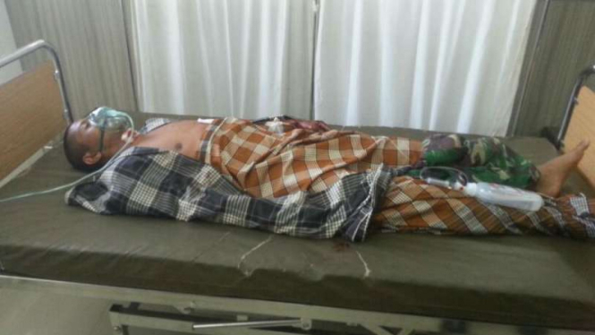Satu di antara dua prajurit TNI yang terluka akibat ledakan granat dirawat di Rumah Sakit Meuraxa, Banda Aceh, Aceh, pada Kamis, 8 Februari 2018.