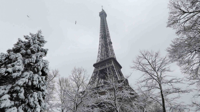 Menara Eiffel di Paris, Prancis Bersalju