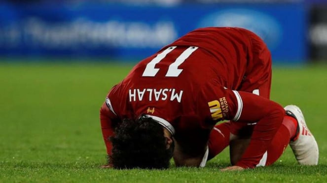 Winger Liverpool, Mohamed Salah, melakukan selebrasi gol.
