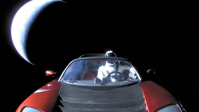 Starman di belakang kemudi mobil Tesla Roadster.