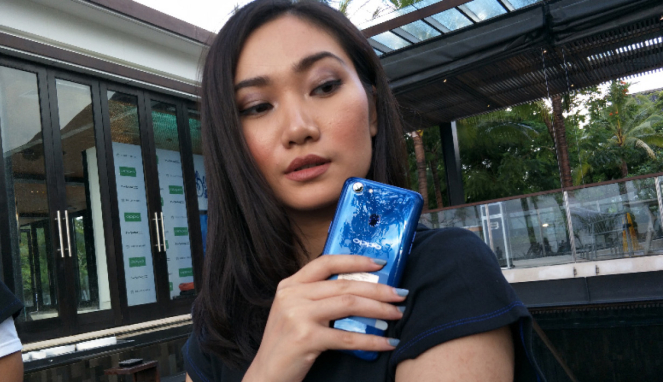 Model menunjukkan Oppo F5 Dashing Blue