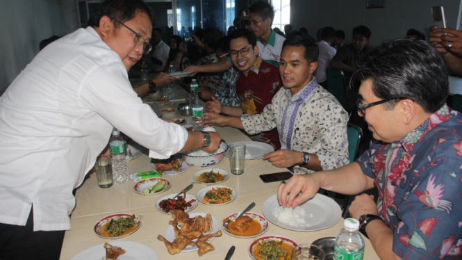 Anindya Bakrie menikmati kuliner Padang
