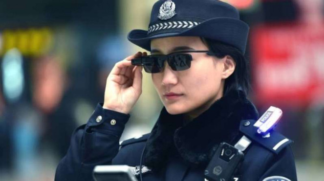 Seorang polisi wanita di China menerapkan penggunaan kacamata pendeteksi penjahat.