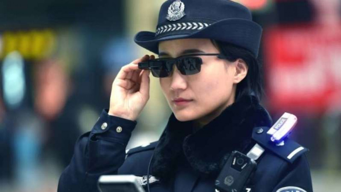 Seorang polisi wanita di China menerapkan penggunaan kacamata pendeteksi penjahat.