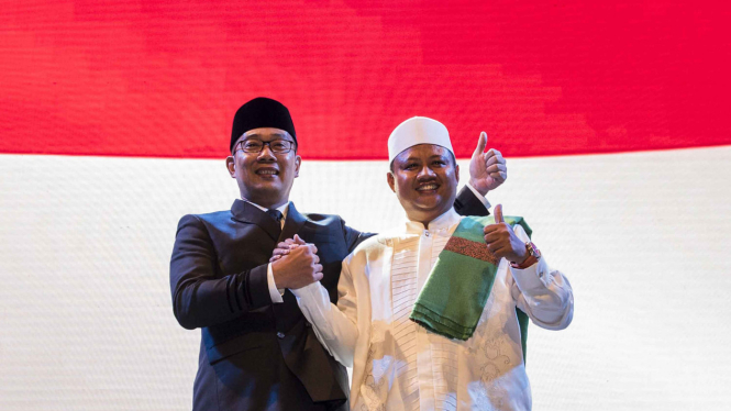 Pasangan Calon Gubernur dan Wakil Gubernur Jawa Barat Ridwan Kamil (kiri) dan UU Ruzhanul Ulum (kanan)