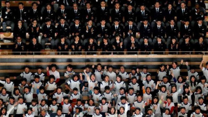 Para siswa Jepang saat memberikan dukungan di Olimpiade Musim Dingin