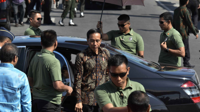 Presiden Joko Widodo (tengah)